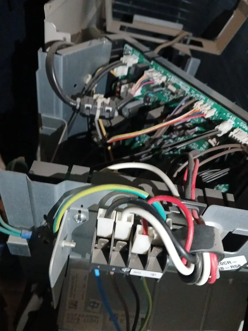 Elektronik kart ve kablo bağlantıları – gerçek kombi servis detay fotoğrafı