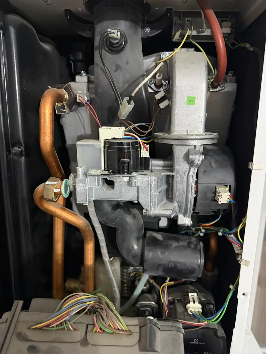 Elektronik kart ve kablo bağlantıları – gerçek kombi servis detay fotoğrafı