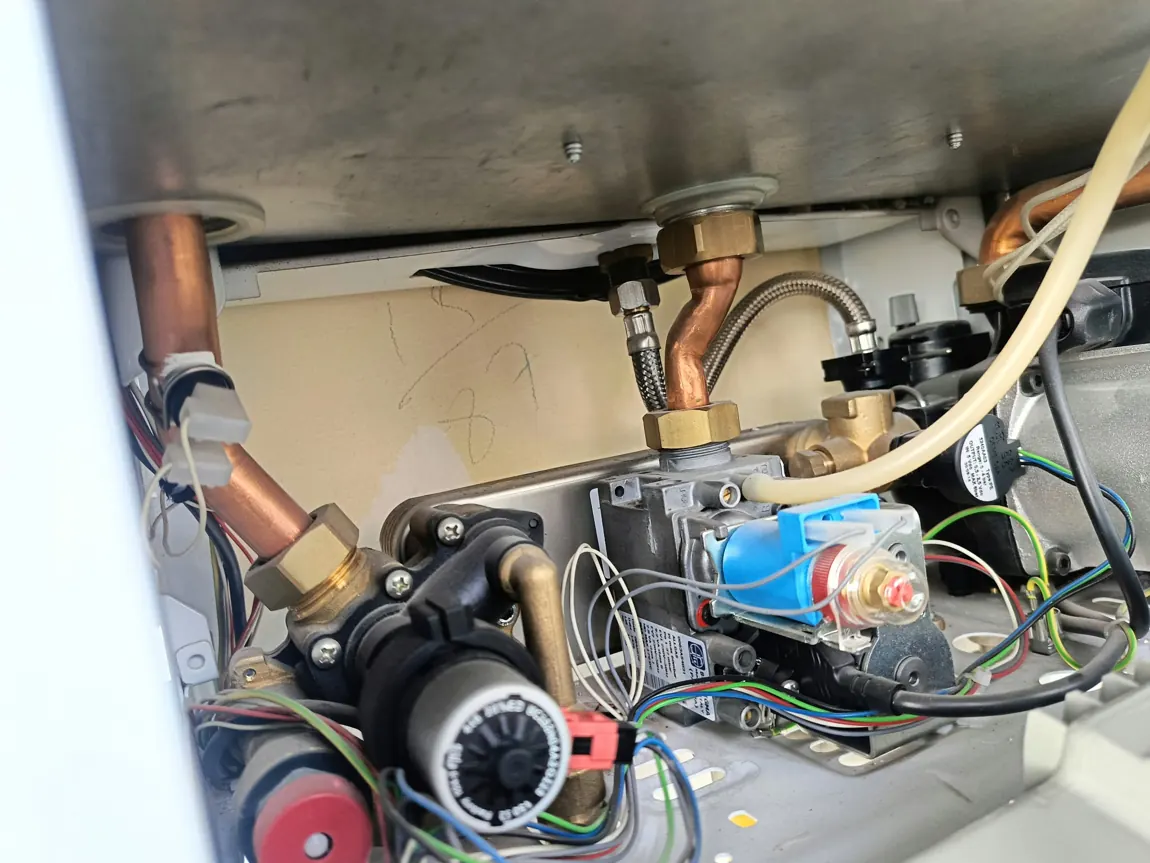 Kombi bakımında iç bileşenlerin kontrolü – gerçek kombi servis detay fotoğrafı